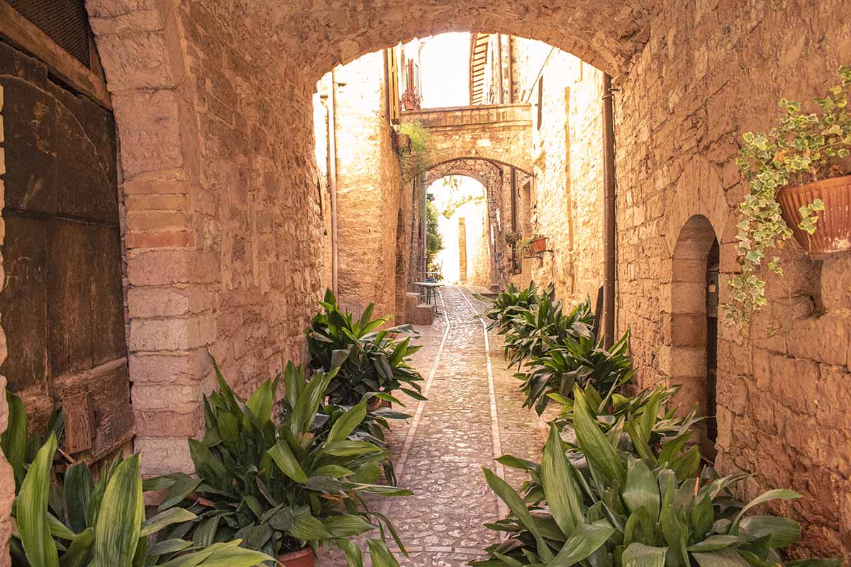 spoleto via in pietra nel centro storico